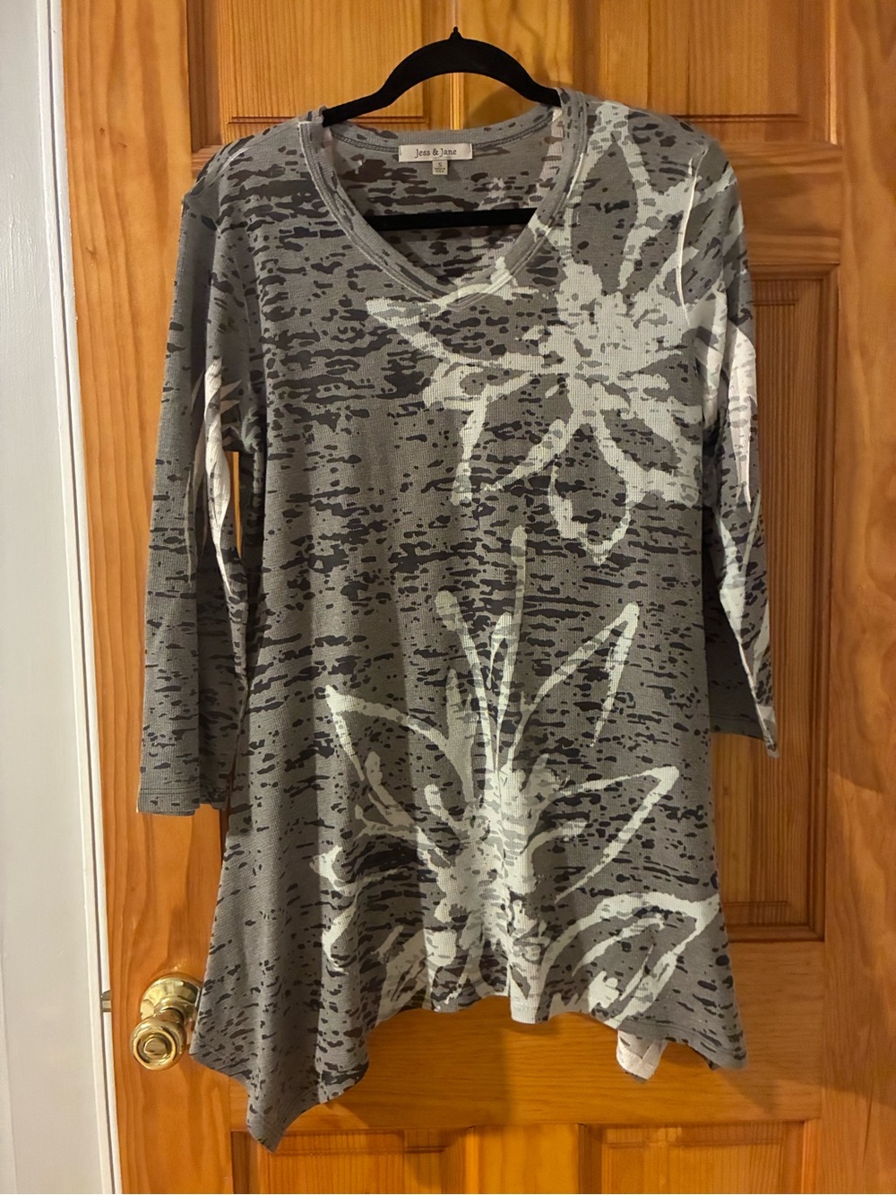 Jess & Jane Gray Floral V-Neck Tunic Top